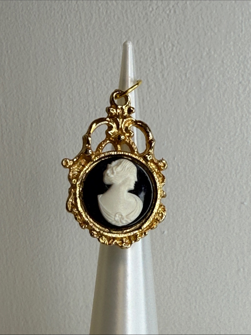 Vintage 1970s Gold Tone Black & White Cameo Pendant